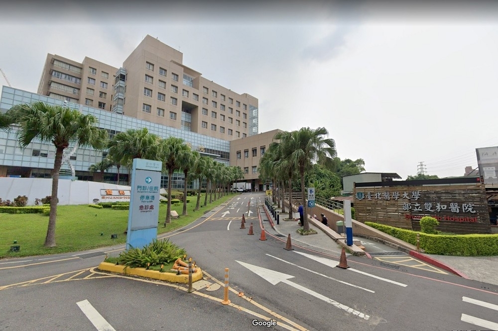 一名確診新冠肺炎的62歲洪姓男子，5月時因步走出病房被制止，揮刀攻擊新北市雙和醫院3名女護理師，造成受害者嚴重傷害。（擷自Google Map）