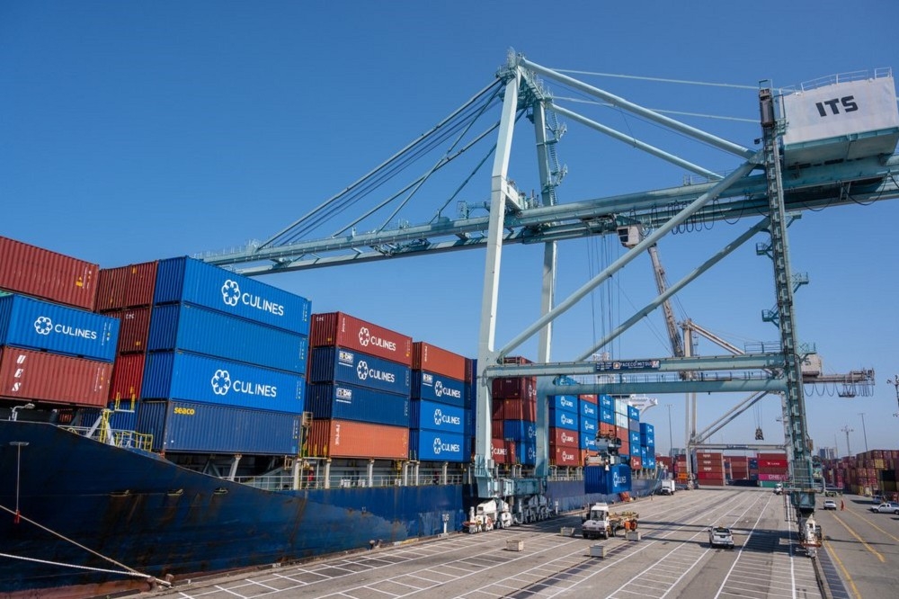 加州兩大港因疫情面臨大塞港，圖為長堤港的貨櫃。（長堤港推特）