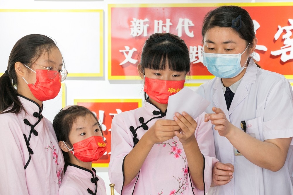 中國教育部推出一系列政策要減輕學生負擔。（湯森路透）