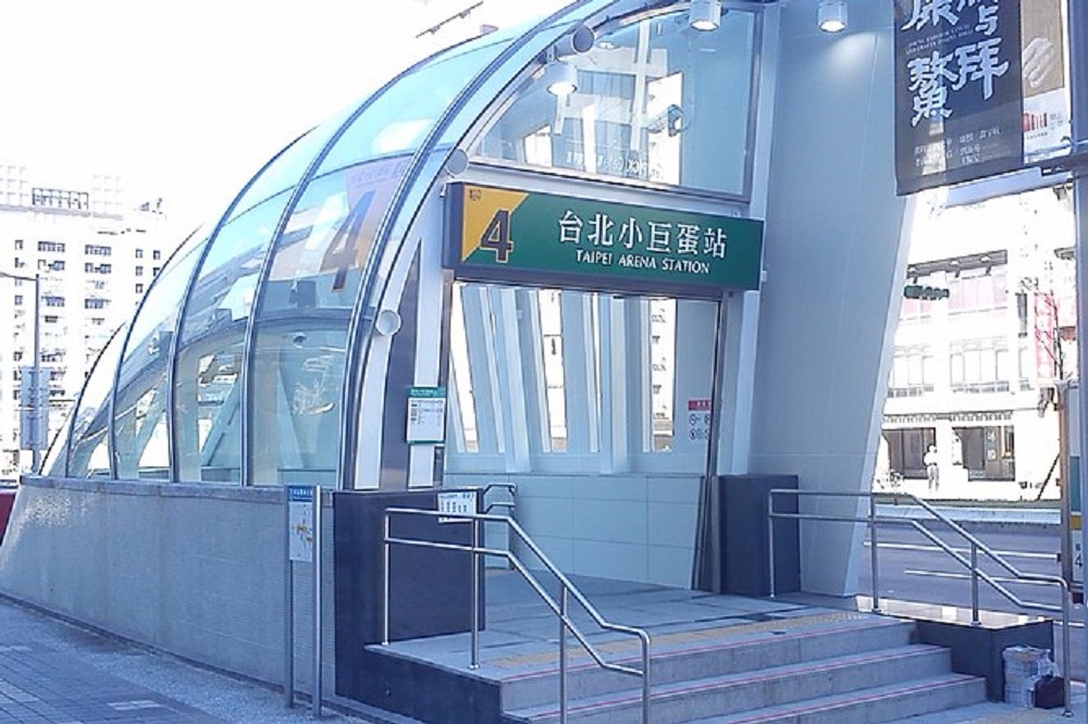 北市府31日公布案16078、案16095確診者足跡，8月25日中午12時一度搭捷運板橋站搭到台北小巨蛋站。（取自維基百科）