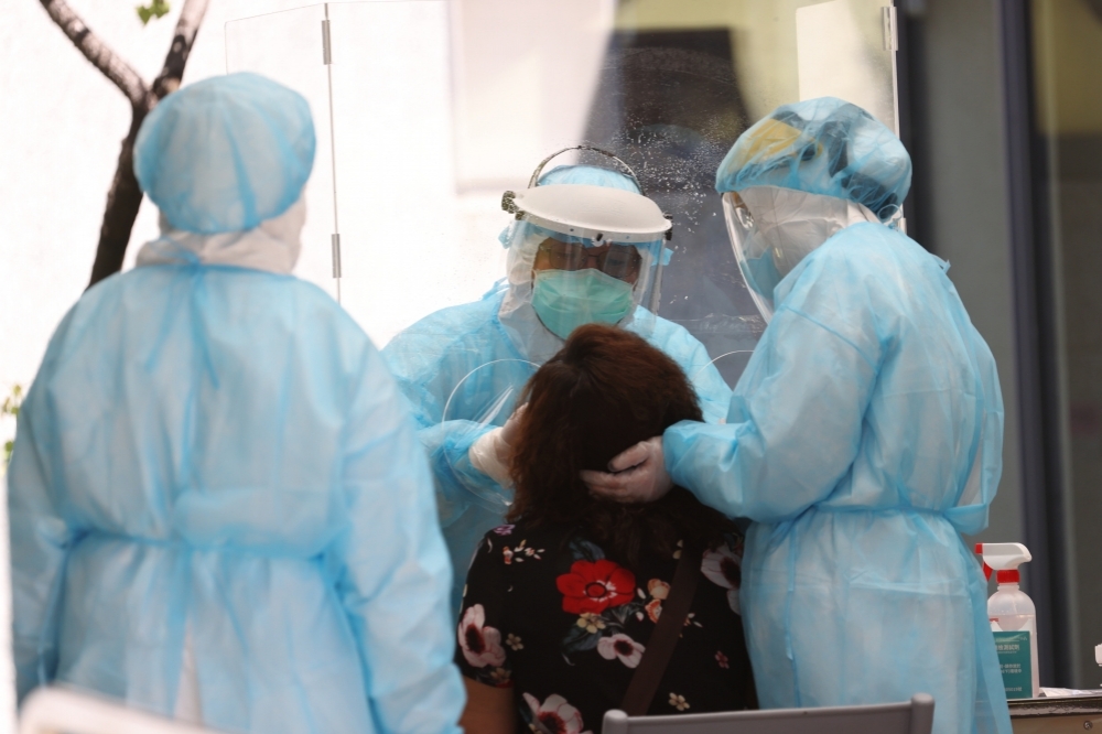 新竹縣一名8旬婦人30日車禍送醫PCR為陽性，幸複檢為陰性。圖為快篩示意畫面，非當事人。（資料照片／陳愷巨攝）