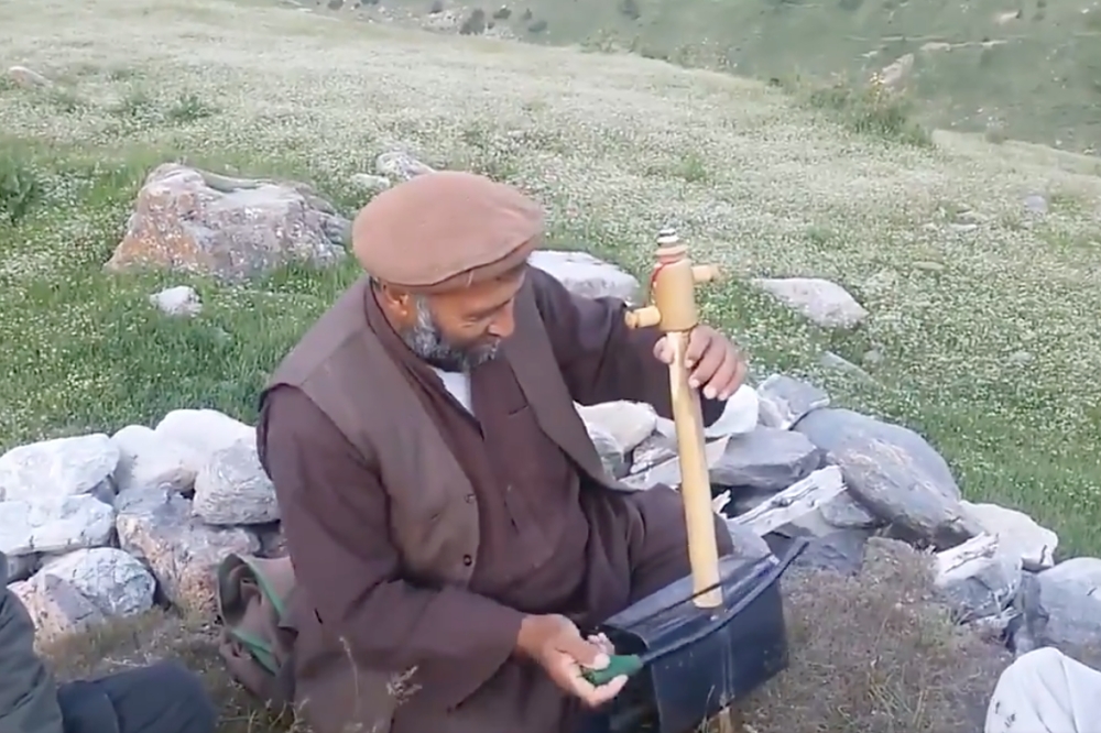 阿富汗民謠歌手安達拉比（Fawad Andarabi）27日遭神學士拖出自家並殺害。這起事件使人們擔心該神學士會回歸20年前的嚴厲統治。（取自BamiyanLove推特）