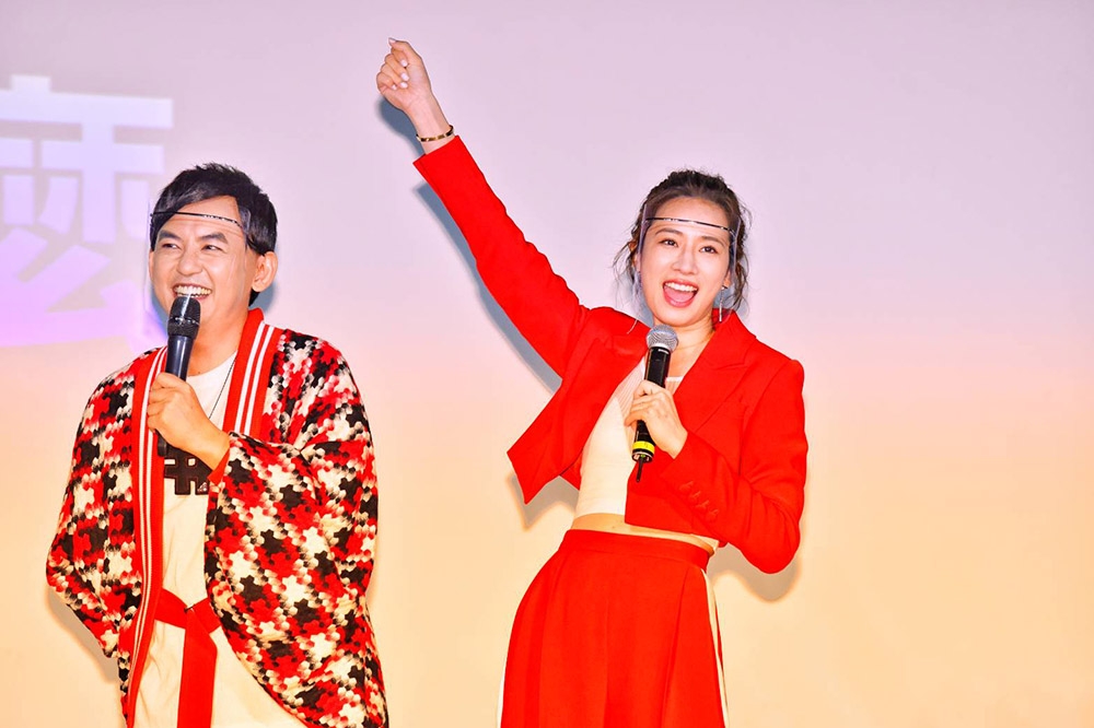 黃子佼（左）與趙岱新一起主持TVBS新節目《#T-POP我們聽大的!!》。（楊約翰攝）