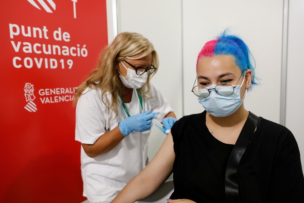 西班牙民眾接受疫苗接種。（湯森路透）