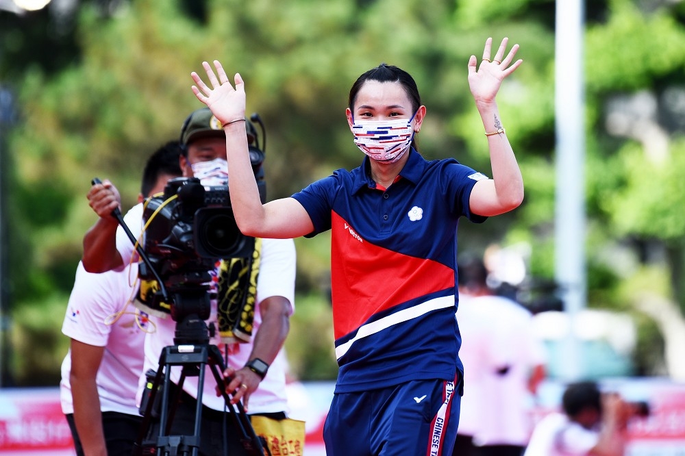 1日舉辦的「OUR HEROES！台灣英雄凱旋派對」上，世界球后戴資穎，是現場唯一，未沒有掛上她銀牌走紅毯的選手。（張哲偉攝）