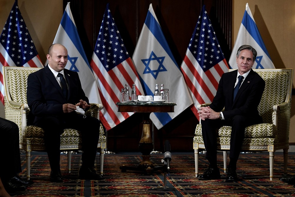 以色列總理貝內特與國務卿布林肯。（湯森路透）