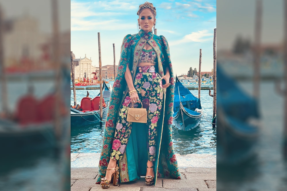 珍妮佛羅培茲近來到威尼斯參加大秀，一身Dolce&Gabbana名牌衣著展現女王華麗氣場。（取自jlo twitter）