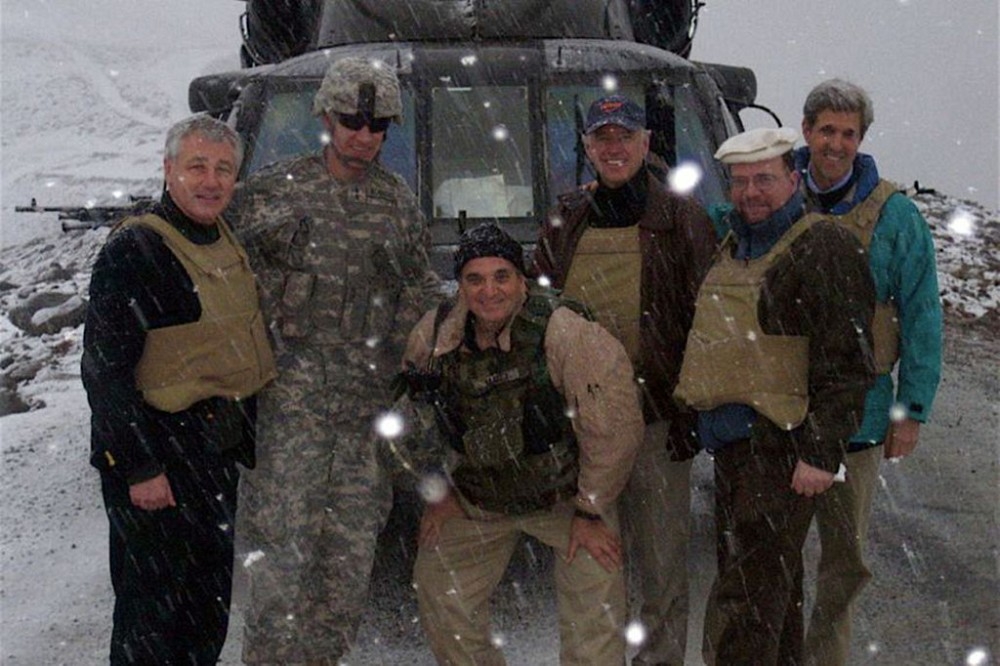 美國總統拜登在2008年造訪阿富汗因大雪直升機緊急迫降。（美國國務院）