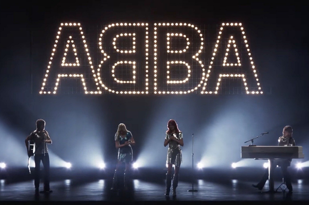 史上最傳奇的樂團之一，瑞典國寶級樂團ABBA解散40年後，將合體復出推出新專輯，圖為他們透過科技呈現的新單曲MV畫面。（取自ABBA twitter）