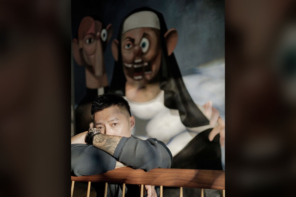余文樂與佳士得合作拍賣自己的藝術收藏，身後的油布畫作《修女與神父》是這次的拍賣品之一。（佳士得提供）