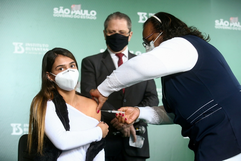 巴西民眾接種科興版本新冠疫苗。（湯森路透）