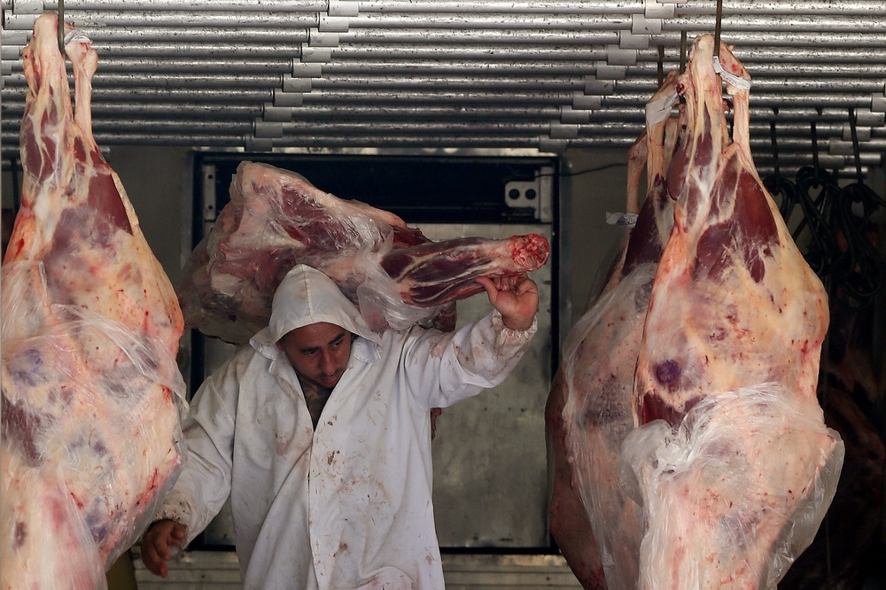 巴西聖保羅一處牛肉屠宰場準備出貨。（湯森路透）