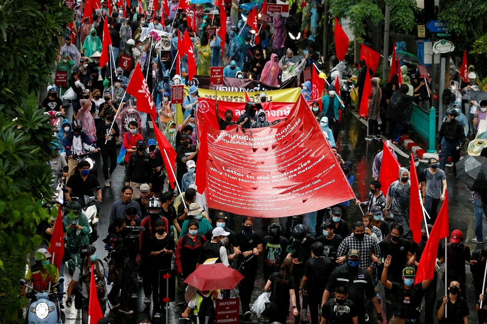 泰總理帕拉育再次逃過不信任案，泛民主示威者不滿再上街訴求。（湯森路透）