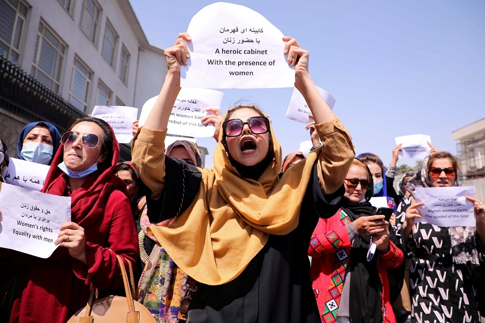 阿富汗婦女走上喀布爾街頭，表達對神學士新政權不滿。（湯森路透）