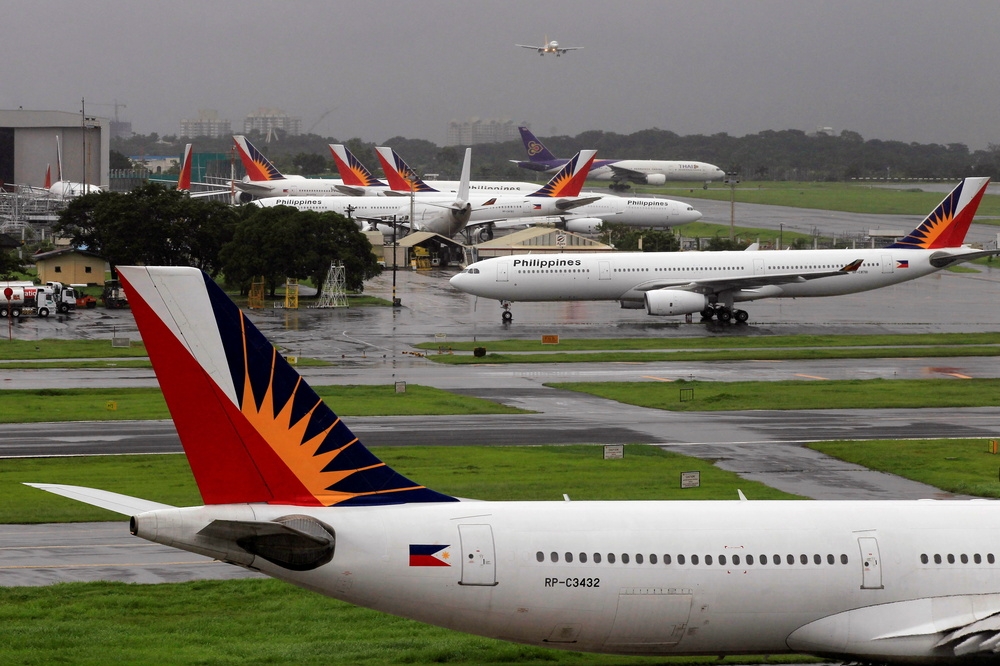 停靠在馬尼拉國際機場的菲律賓航空客機。（湯森路透）