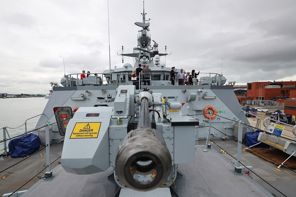 史佩艦在朴茨茅斯海軍基地整裝。（圖片取自facebook.com/royalnavy）