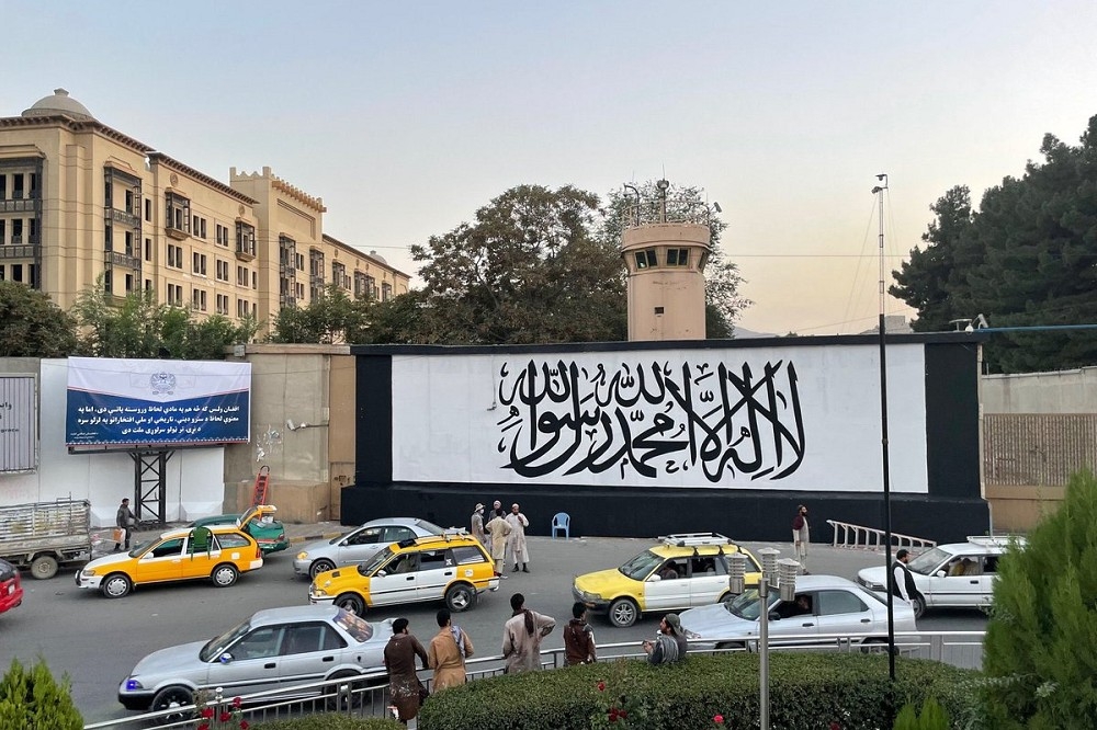 喀布爾前美國大使館。（@azelin推特截圖）