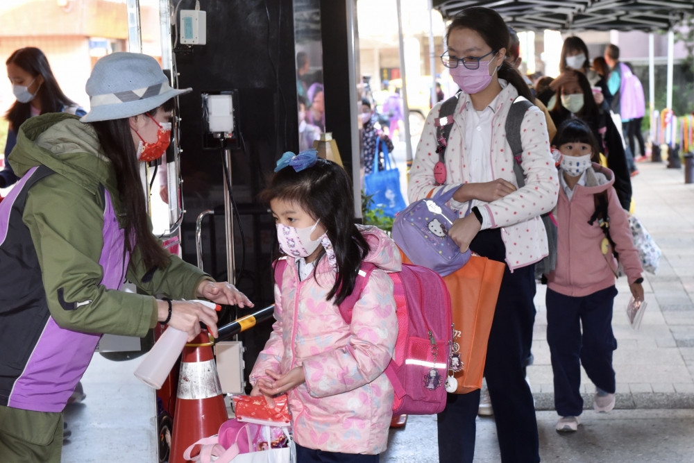 新北市板橋區爆發群聚感染的幼兒園，晚上違規經營安親班，遭新北市政府裁罰20萬元。圖為示意，圖中人物非群聚感染案的當事人。（資料照片／張哲偉攝）