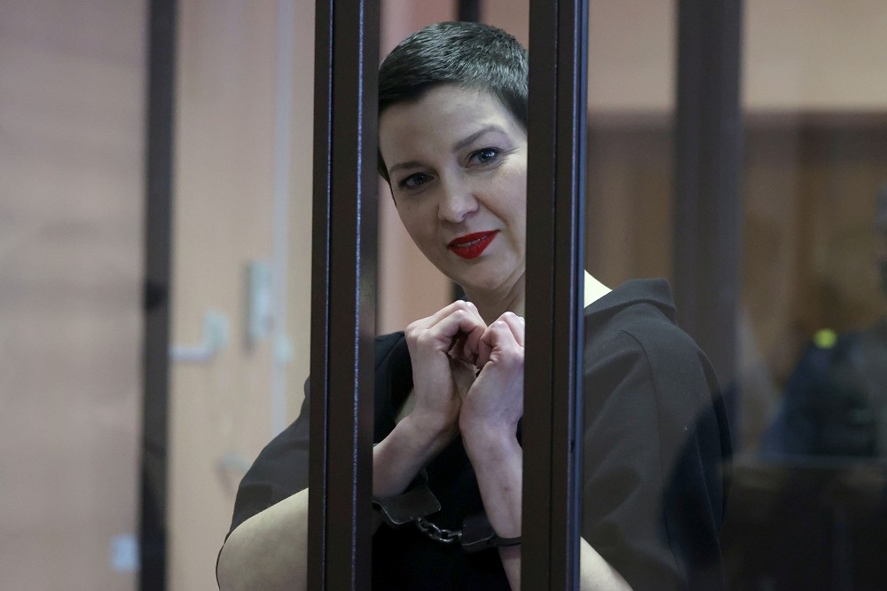科列斯尼科娃出庭接受宣判時，對著國家電視台的攝像機微笑，並用手比出心形。（湯森路透）