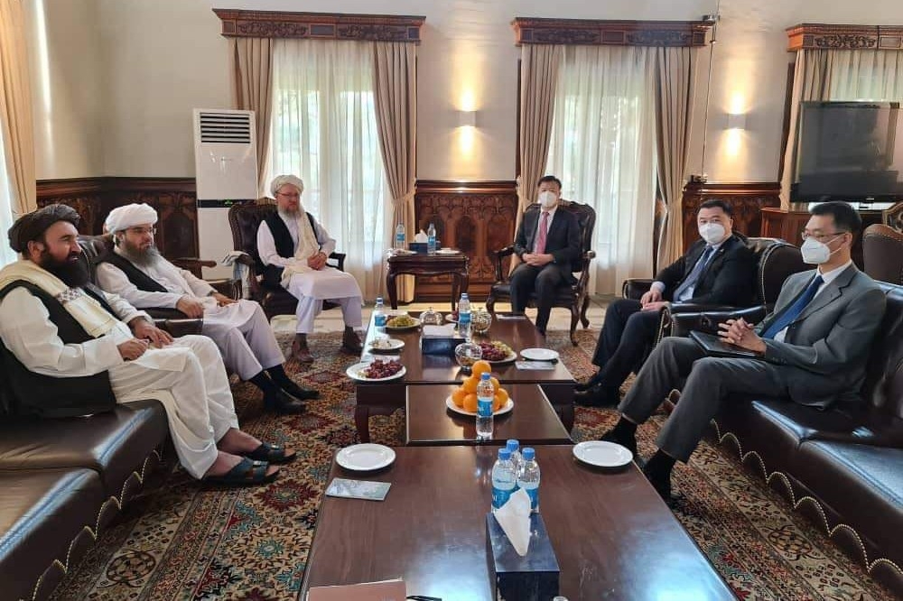 神學士新外交部副部長會見中國駐阿富汗大使。（湯森路透）
