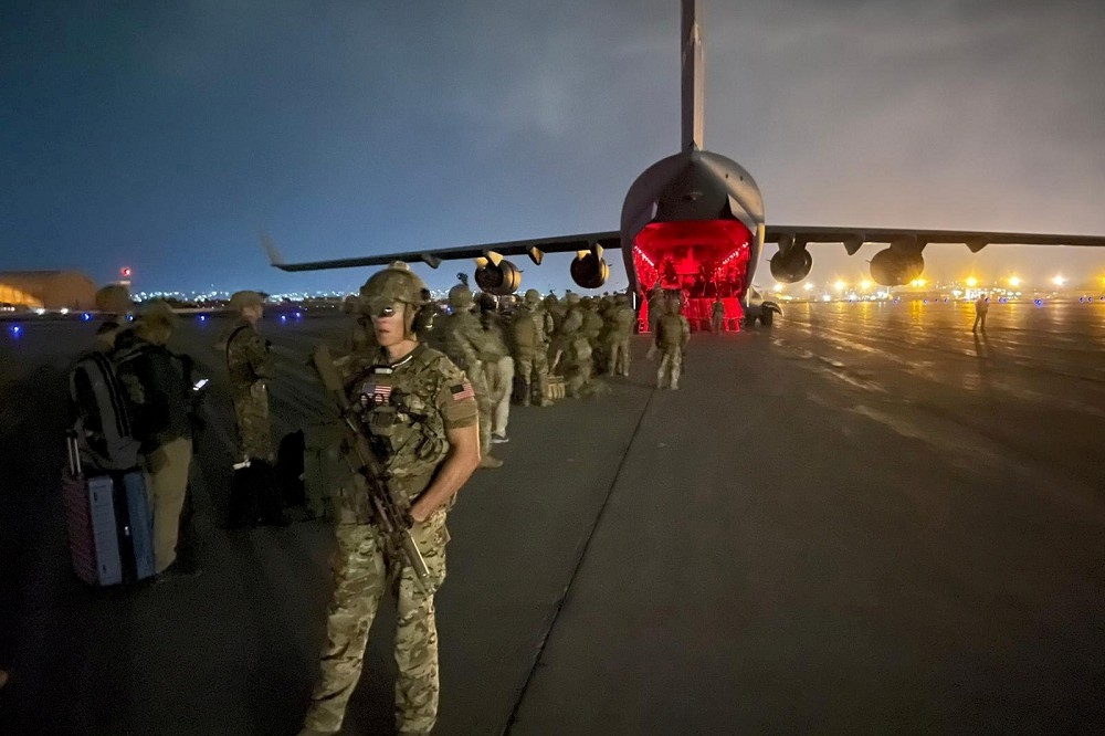 美軍在八月底協助僑民與阿富汗友人撤出阿富汗。（湯森路透）