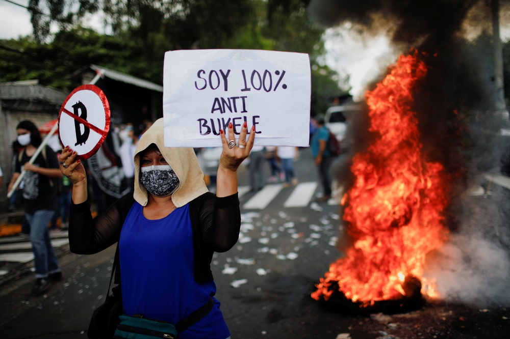 薩爾瓦多街頭大批民眾上街反對該國比特幣新政策。（湯森路透）