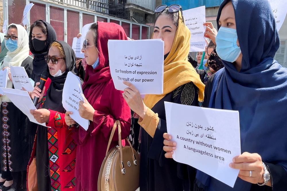自神學士再度掌權以來，阿富汗女性不斷上街爭取權利。（湯森路透）
