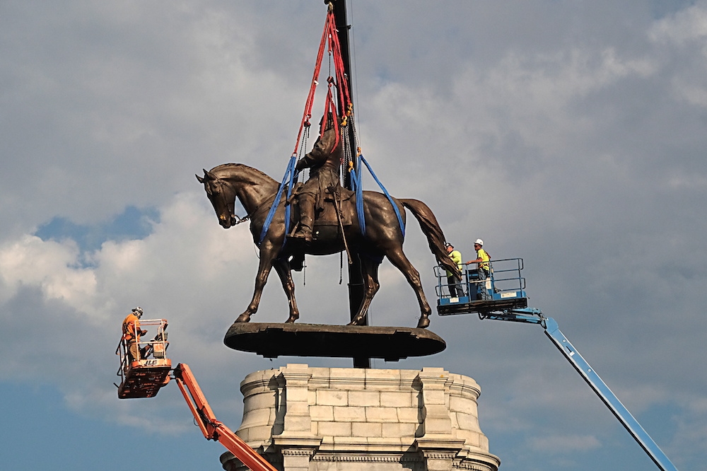 維吉尼亞州8日拆除紀念碑大道上的李將軍雕像。（湯森路透）