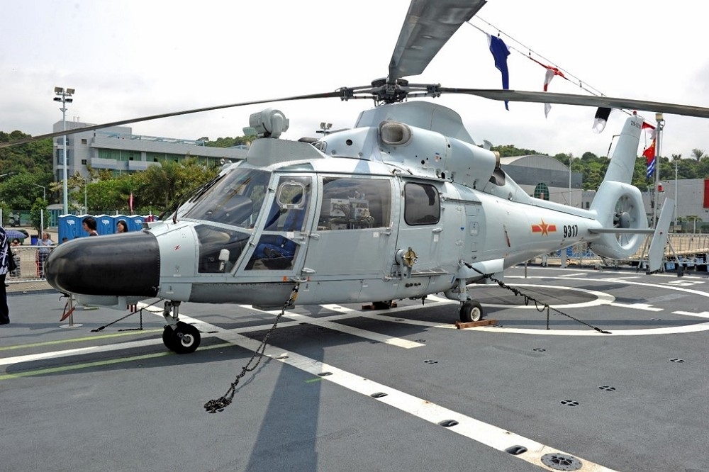 當直九直升機出現在台灣西南海空域時，水下擁有共軍傳統/核動力潛艦的可能性就大增。（圖為直9同型機／圖片取自國防部）