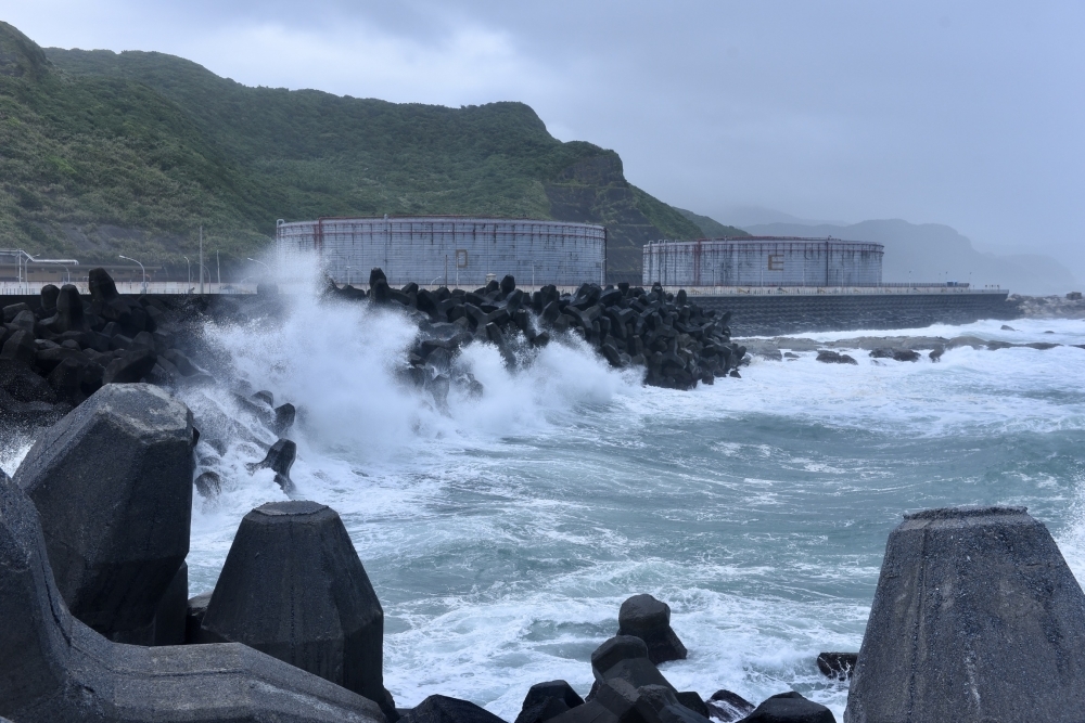 強颱「璨樹」10日上午5點30分發布海上颱風警報，11日開始向台灣逼近。（資料照片／張哲偉攝）