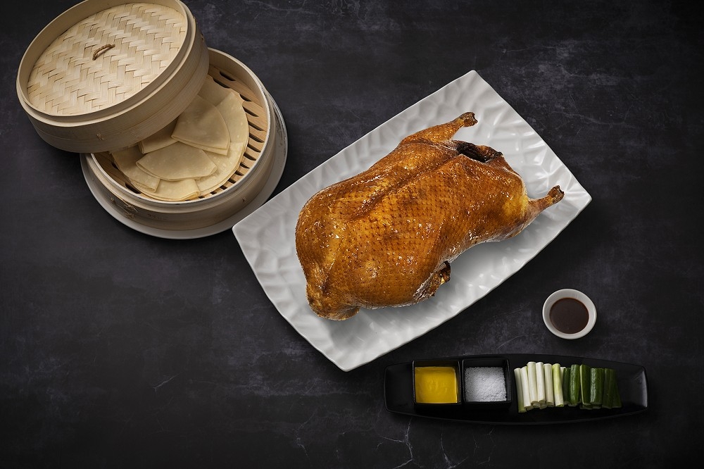  JR 東日本大飯店 台北的「凱華樓」中華料理，推出「烤鴨買一送一」快閃活動。（JR東日本大飯店 台北提供）