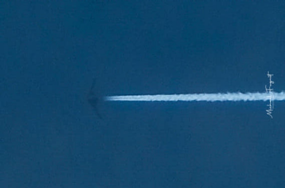 美國攝影師福格尼特(Michael Fugnit) 9月2日拍下一架神秘飛機的身影，被認為很可能是RQ-180匿蹤間諜無人機。（取自福格尼特臉書）