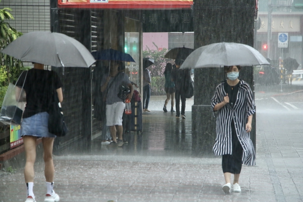 氣象局預計10日傍晚發布璨樹陸上颱風警報，11日適逢中秋節補班日，各界都關心是否放颱風假。（資料照片／王侑聖攝）