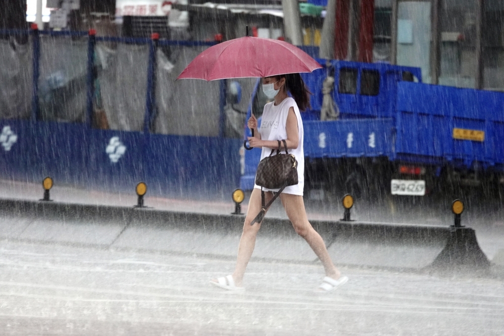 強颱「燦樹」持續往台灣靠近，氣象局預計最快10日下午5點半發布陸警，台灣恐迎來多 年來最強勁颱風。（資料照片／王侑聖攝）