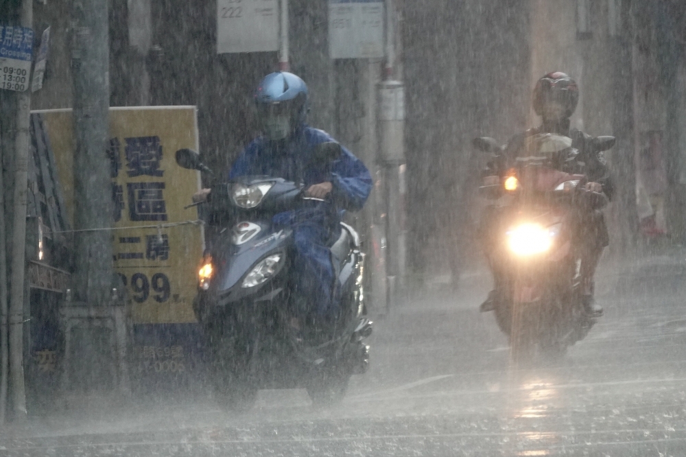 強颱「璨樹」持續逼近，將從11日起為全台帶來強烈風雨。（資料照片／王侑聖攝）