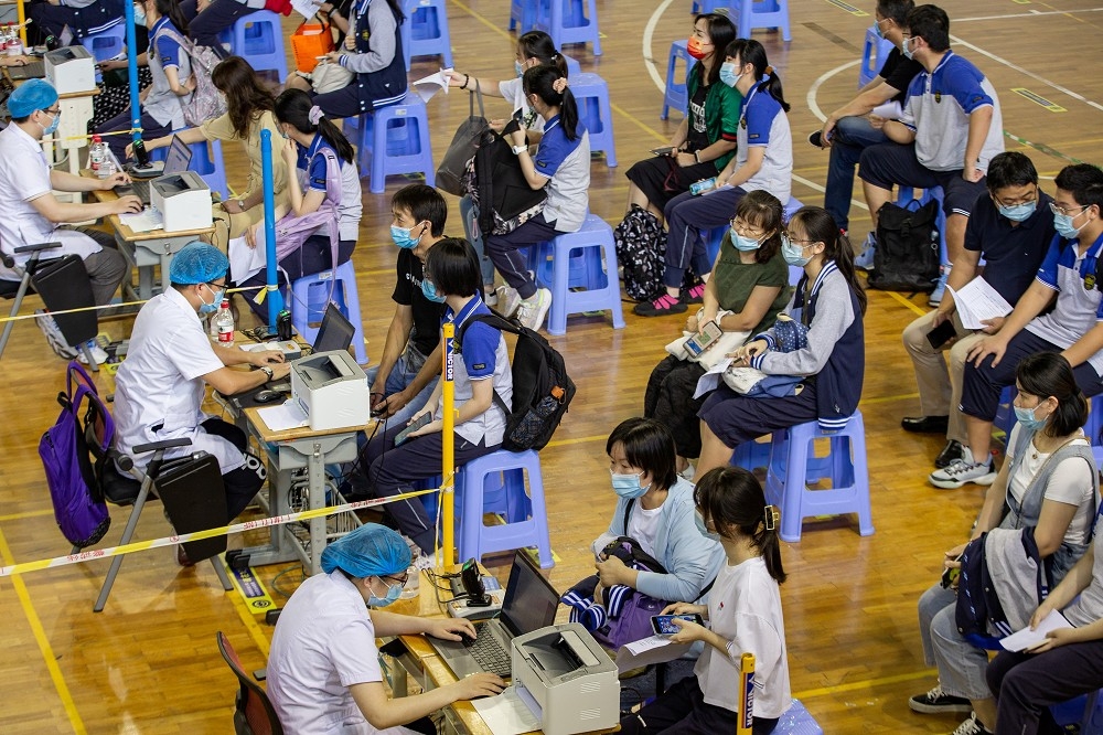 中國學生排隊接種疫苗，示意圖。（湯森路透）
