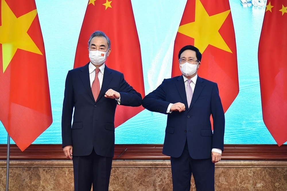 中國外交部長王毅（左）與越南副總理范平明（右）10日在河內會談。（圖片取自越南外交部）