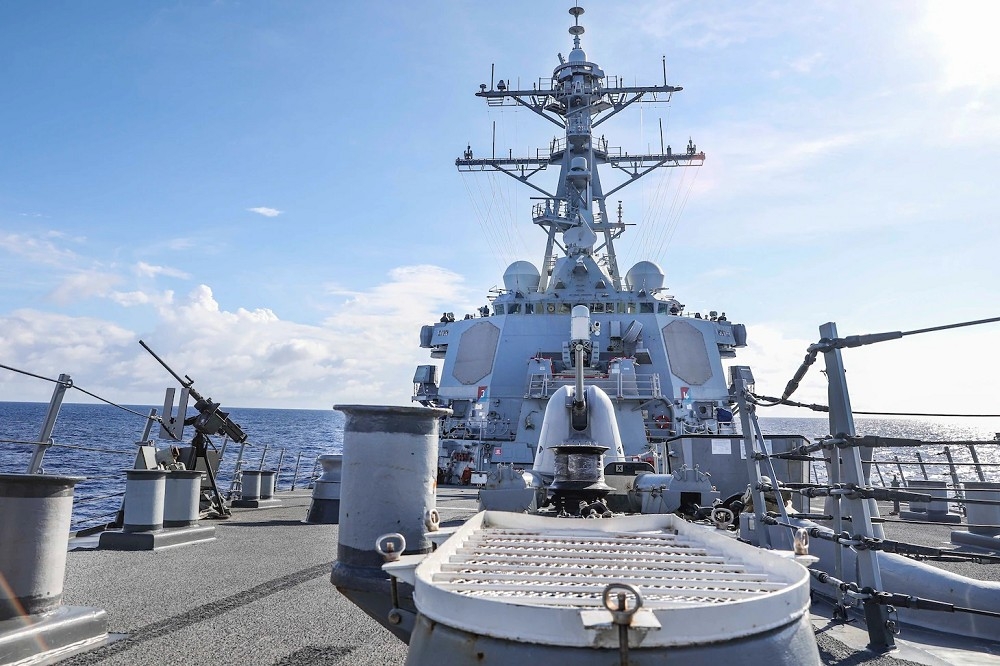 美軍印太司令部11日在推特PO出太平洋艦隊在南海演習，以及第七艦隊驅逐艦「班福特號」通過台海影片。（取自美國海軍官網）