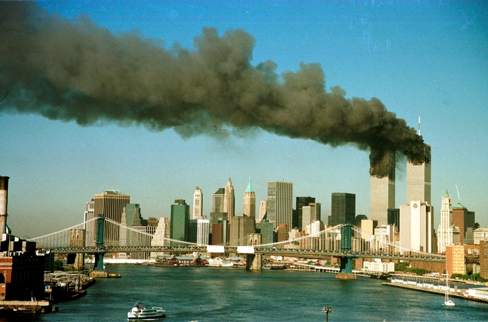 2001年9月11日，恐怖份子劫持民航客機衝撞紐約世貿中心。（湯森路透）