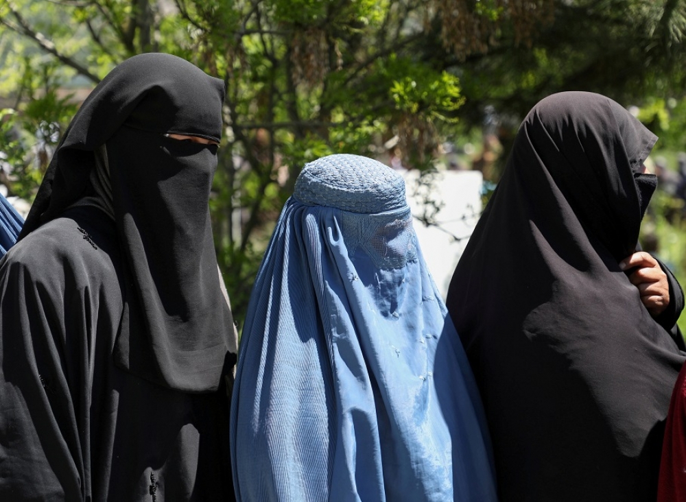 阿富汗妇女穿着全套罩袍（中央蓝色）。（汤森路透）(photo:UpMedia)