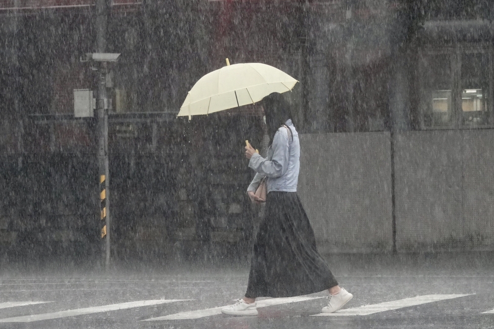 中央氣象局針對南部地區及台東、台中、雲林、嘉義地區發布大雨特報。（資料照片／王侑聖攝）