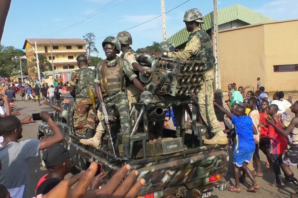 幾內亞軍方發動政變，部分民眾夾道歡迎。（湯森路透）