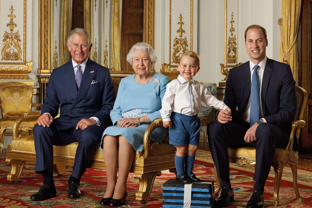 英國最新民意調查顯示，年輕人更喜歡自己選出國家領袖，而英國知名作家曼特爾也預測，皇室有可能在2個世代內消失。左起為查爾斯王子、英國女王、喬治小王子、威廉王子。（湯森路透資料照）