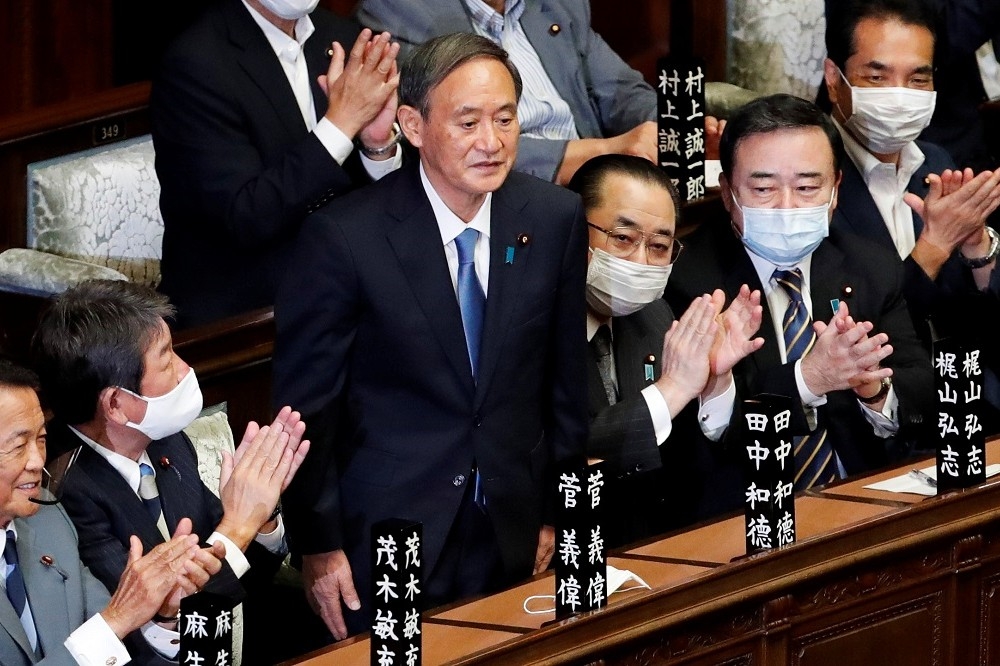 菅義偉出任總理是派系協調的結果，他在安倍政權裡長期的擔任參謀長，但成是參謀長，敗則是欠缺好的參謀長。（湯森路透）