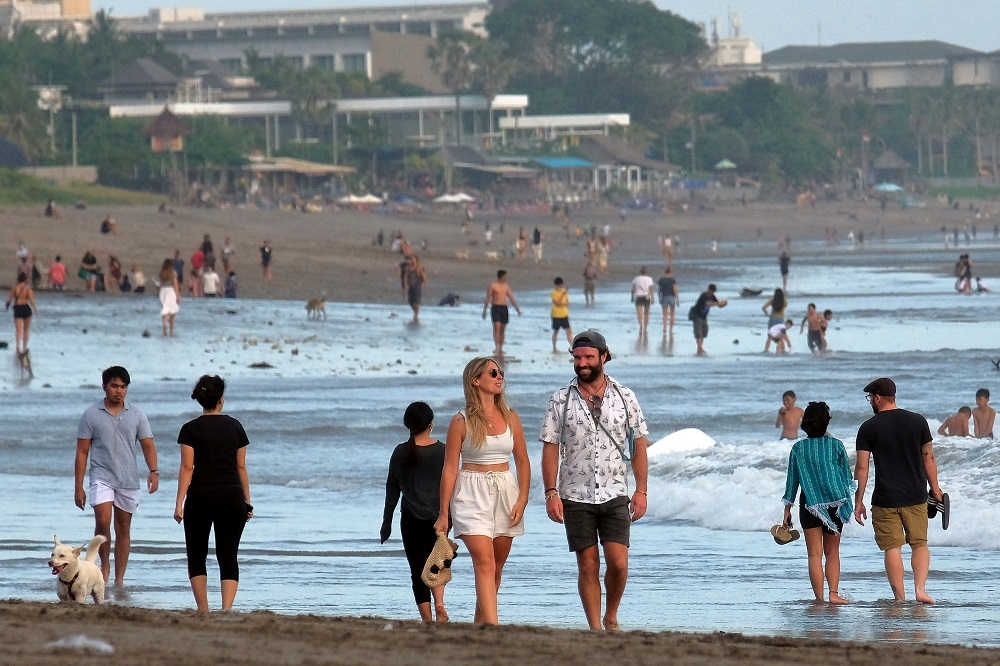 遊客在峇里島海灘漫步。﹙湯森路透﹚