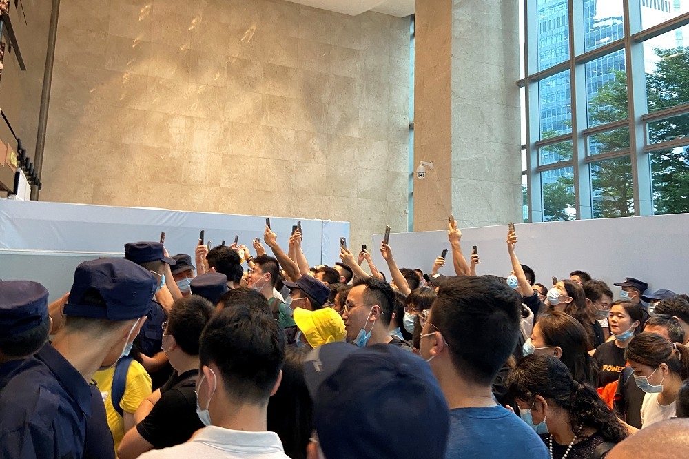 恆大深圳總部遭到投資人聚集抗議要求還錢。（湯森路透）