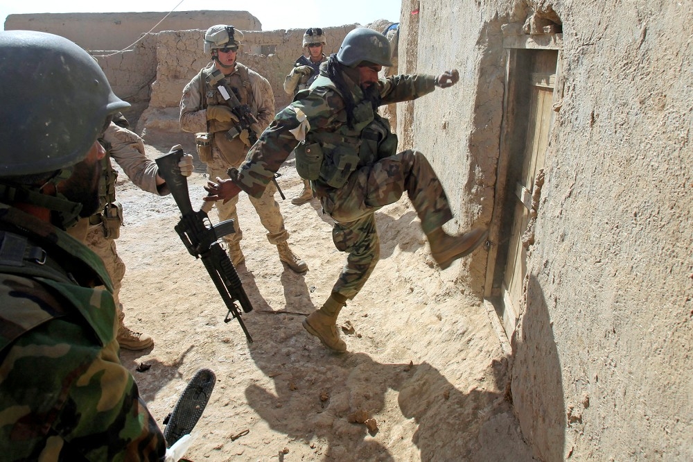 撤軍前，美軍在阿富汗協助訓練安全部隊。（湯森路透）