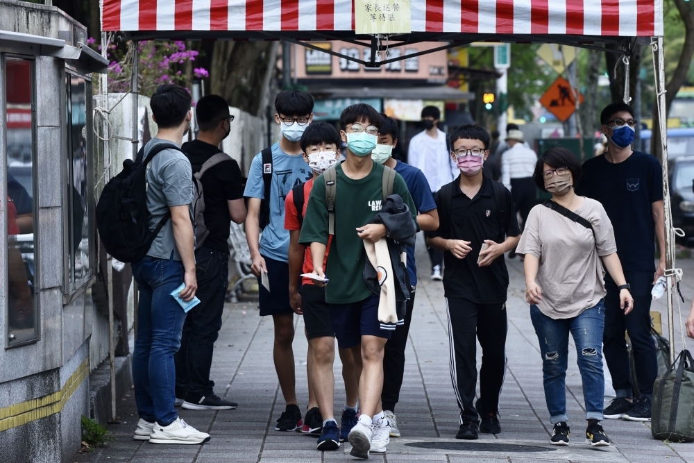 12到17歲的青少年族群23日將開打BNT疫苗，但臨床實驗顯示發生副作用心肌炎的機率是百萬分之164。（資料照片／張哲偉攝）