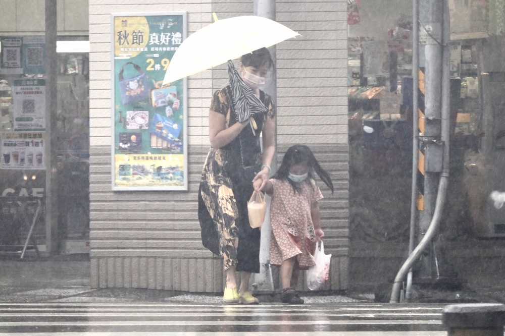 中央氣象局15日針對10縣市發布豪大雨特報。（資料照片／王侑聖攝）