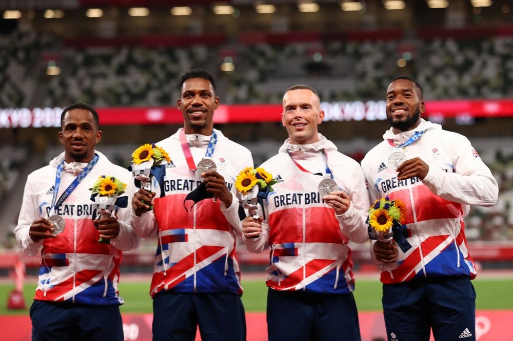 以0.01秒之差拿下銀牌，成功站上奧運頒獎台的英國代表隊，左一就是藥檢出包的選手烏賈。（湯森路透）